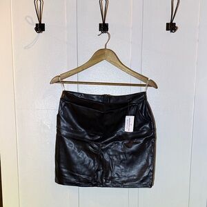 NWT Windsor Sleek Black Leather Women’s Mini Skirt Size Large